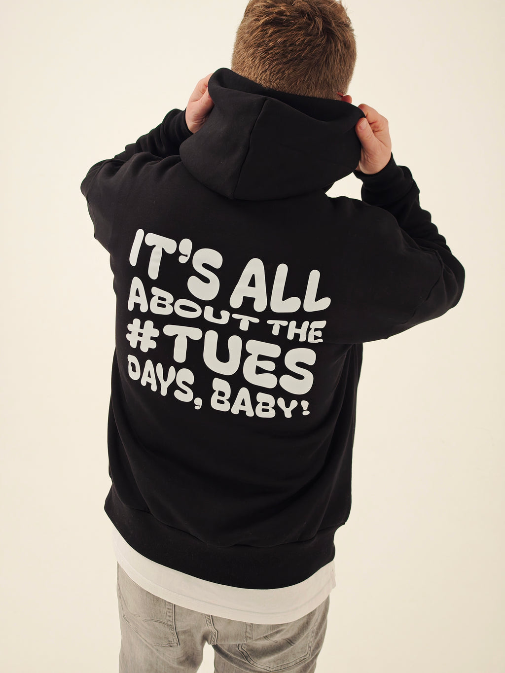 "#TUES! Day" Hoodie schwarz
