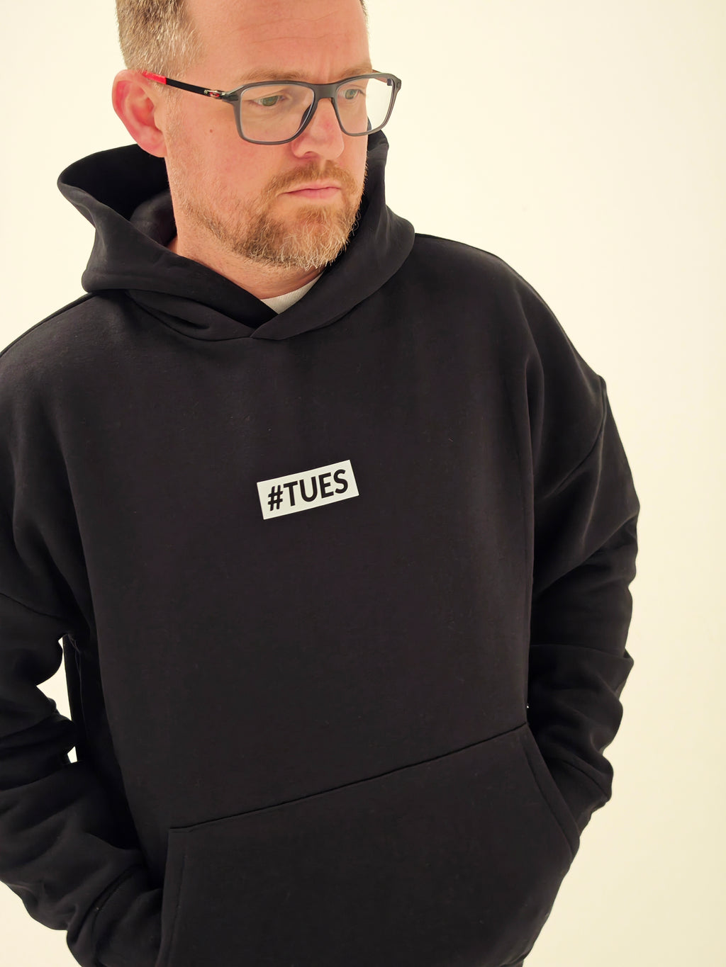 "#TUES! Day" Hoodie schwarz