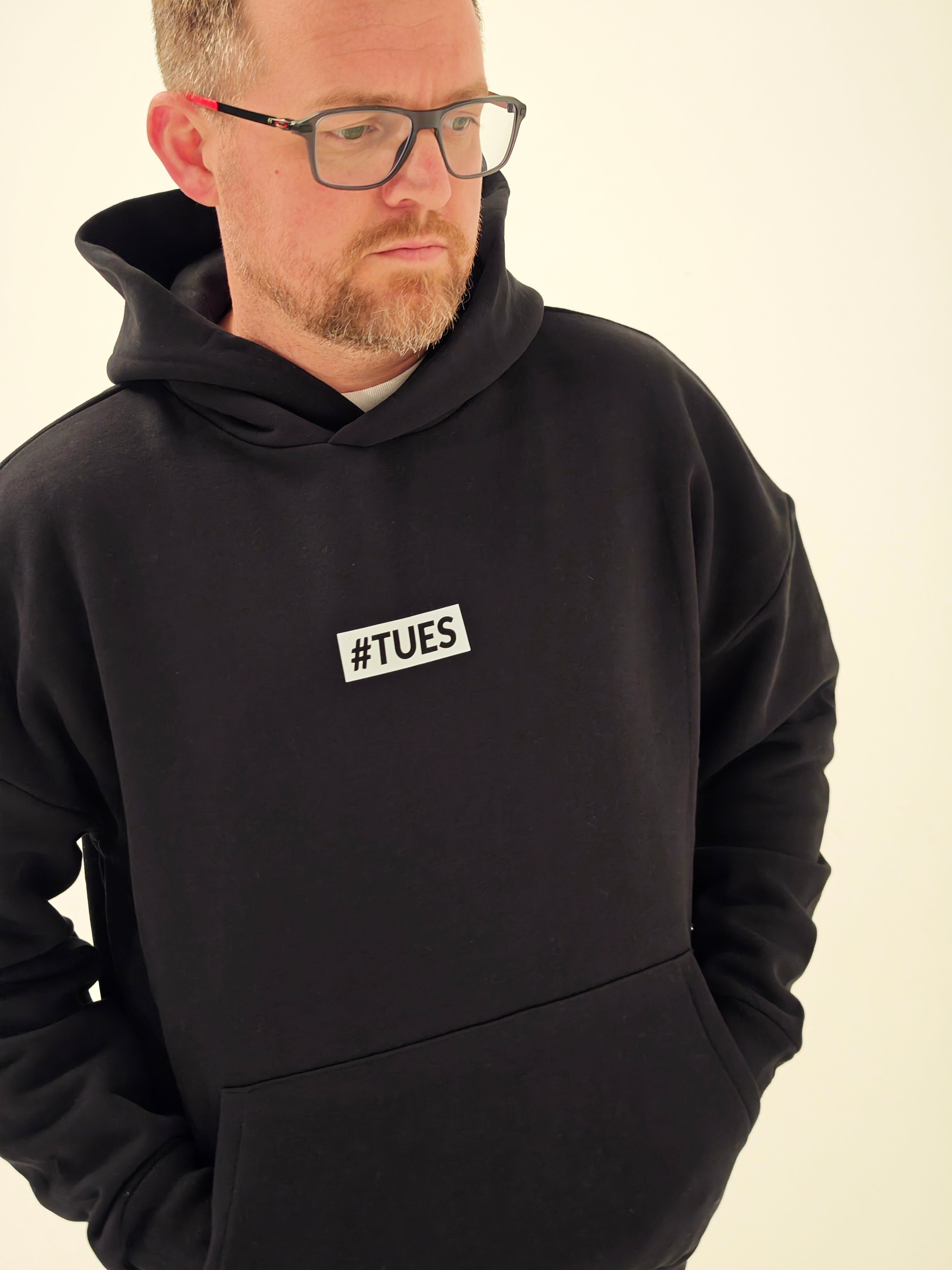 "#TUES! Day" Hoodie schwarz