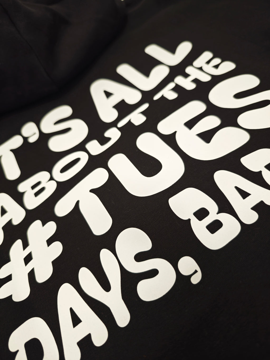 "#TUES! Day" Hoodie schwarz